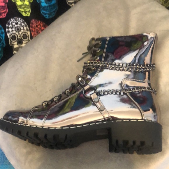 Price firm Chase and Chloe chrome boots - Picture 9 of 10